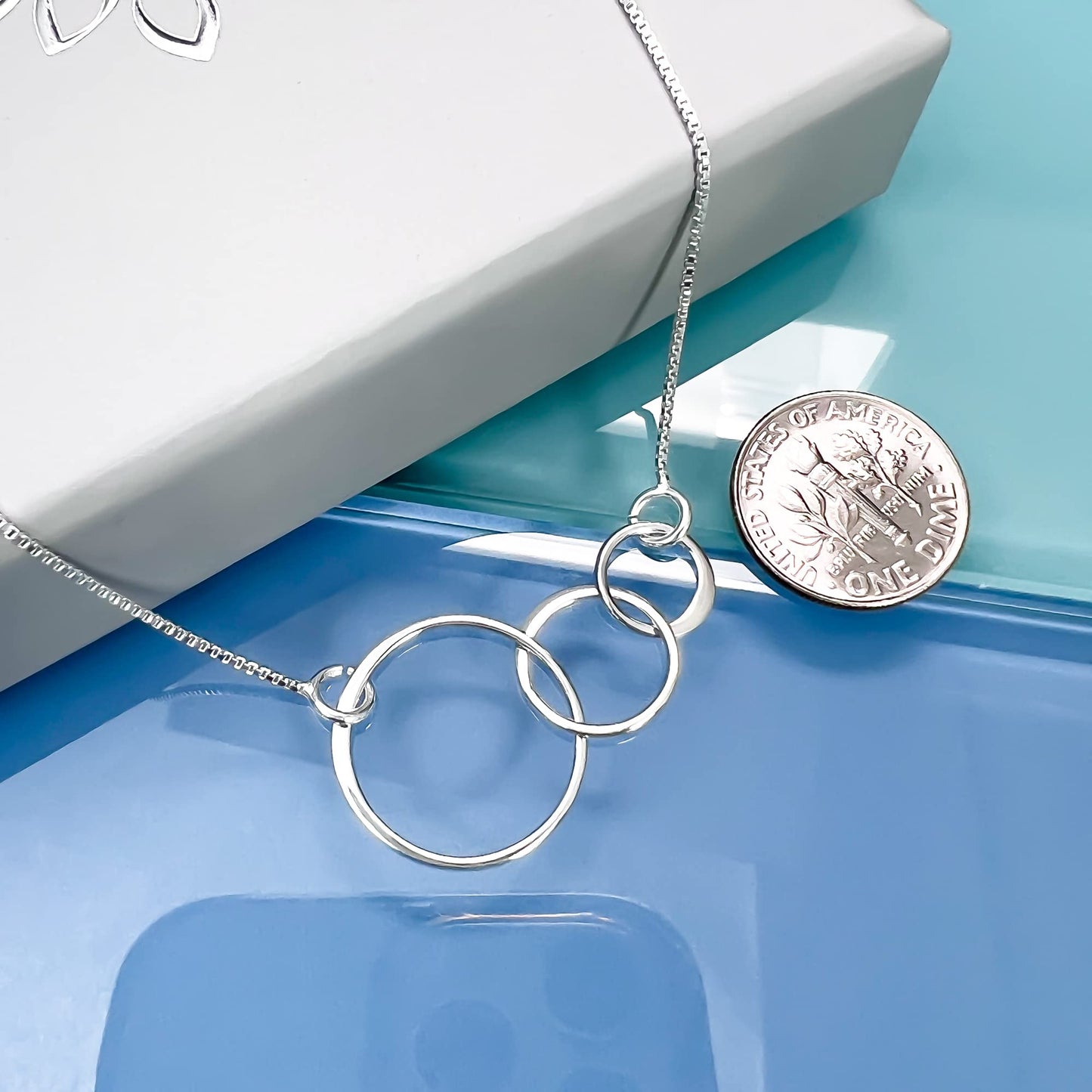 Sterling Silver Three Circle Necklace, 3 Interlocking Rings Necklace, Sisters Necklace, Mother Daughter Granddaughter Necklace, 30th Birthday Necklace, Anniversary Gift