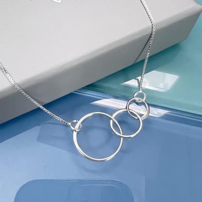 Sterling Silver Three Circle Necklace, 3 Interlocking Rings Necklace, Sisters Necklace, Mother Daughter Granddaughter Necklace, 30th Birthday Necklace, Anniversary Gift