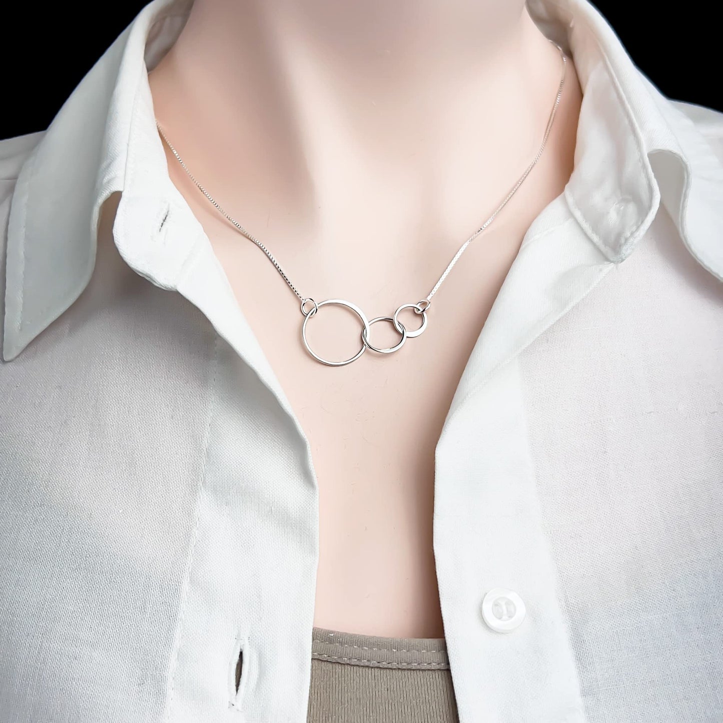 Sterling Silver Three Circle Necklace, 3 Interlocking Rings Necklace, Sisters Necklace, Mother Daughter Granddaughter Necklace, 30th Birthday Necklace, Anniversary Gift